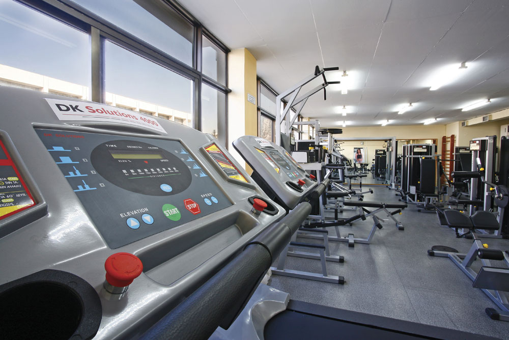 Αυνανιζόταν… μέσα στο γυμναστήριο ενώ έβλεπε γυναίκα να κάνει βαθιά καθίσματα! (βίντεο)