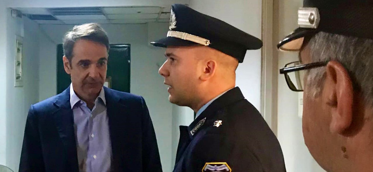 Επίσκεψη Κ.Μητσοτάκη στην Γλυφάδα – Συνομίλησε με κατοίκους – Πήγε στο ΑΤ να στηρίξει τους αστυνομικούς
