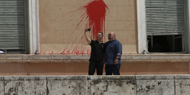 Η.Κασιδιάρης & Η.Παναγιώταρος καυτηριάζουν το ανυπεράσπιστο της Βουλής: «Αυτή είναι η Δημοκρατία σας»!