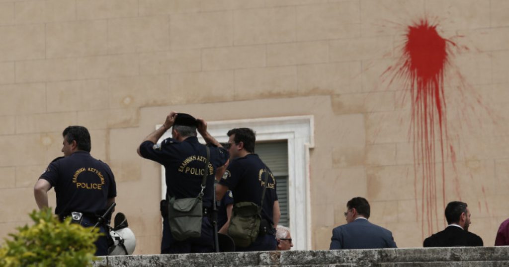 ΕΔΕ από την ΕΛ.ΑΣ. για τον αιφνιδιασμό στο «ντου» του Ρουβίκωνα στη Βουλή