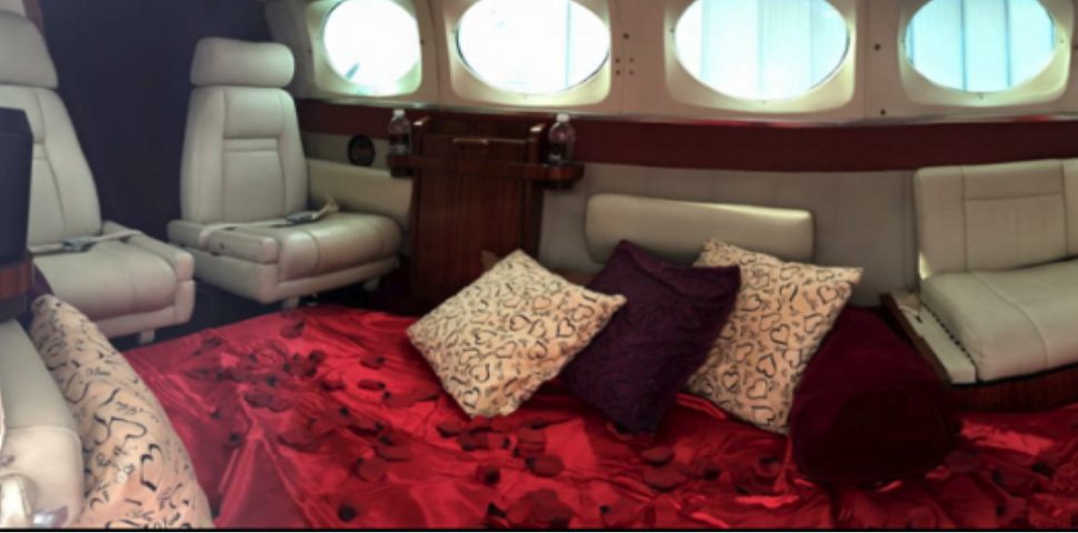 Εκατομμυριούχος έβαλε το τζετ του στον αυτόματο πιλότο για να συνευρεθεί ερωτικά με 15χρονη! (φώτο)