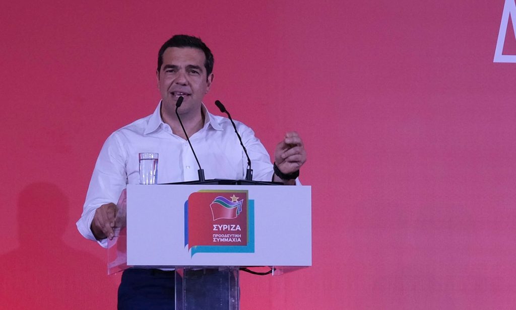 Στη… μισή πλατεία θα μιλήσει ο Α.Τσίπρας – Στη μέση τοποθετήθηκε η εξέδρα (φώτο)