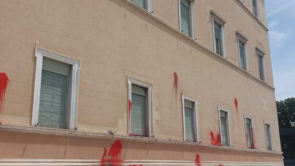 Διεθνές ρεζιλίκι: Τουρίστες φωτογραφίζουν τις μπογιές στους τοίχους της Βουλής!