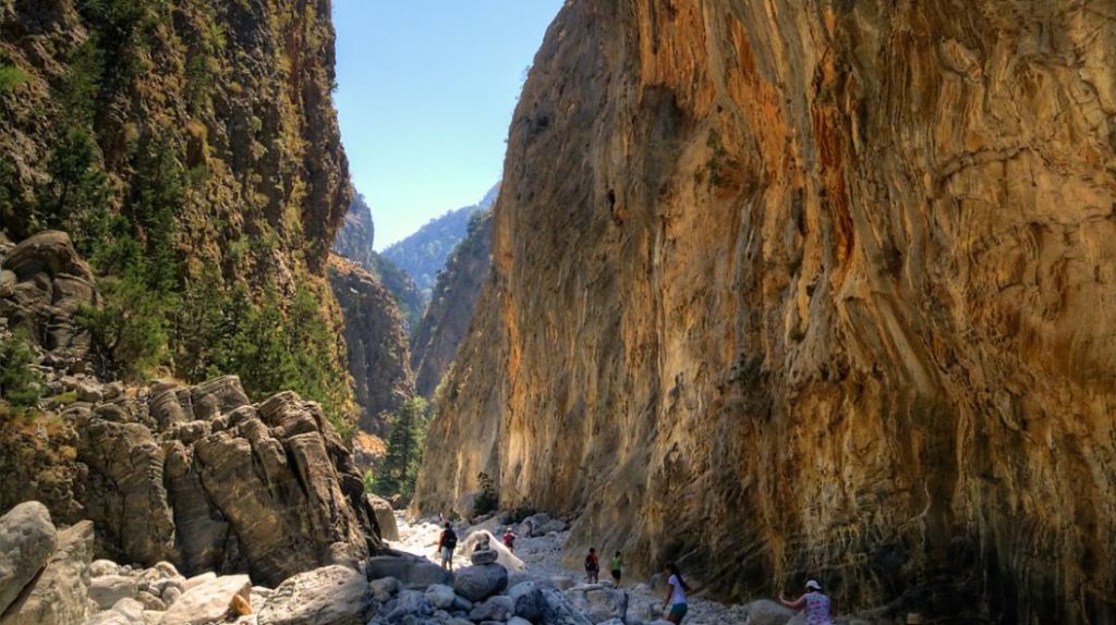 Kρήτη: Τουρίστας έπεσε σε φαράγγι – Δύο οχήματα της πυροσβεστικής για τη διάσωση