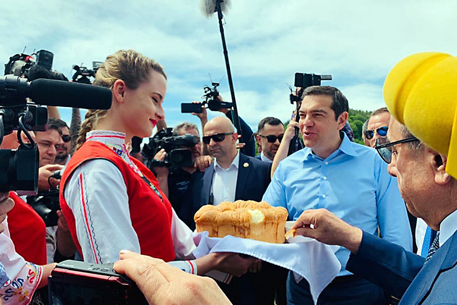 A. Tσίπρας: Υποδοχή με ψωμί και μέλι στη Βουλγαρία