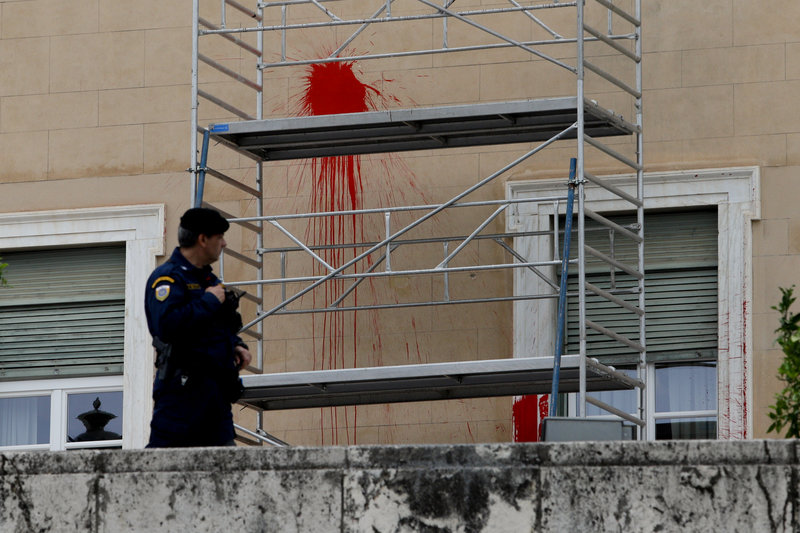 Ξεκίνησε το καθάρισμα στη Βουλή – Σε πλήρη απάθεια η κυβέρνηση