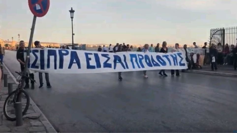 Θεσσαλονίκη: Έγραψαν σε πανό «Τσίπρα είσαι προδότης και ανεπιθύμητος» – Τους συνέλαβαν αμέσως  (βίντεο)