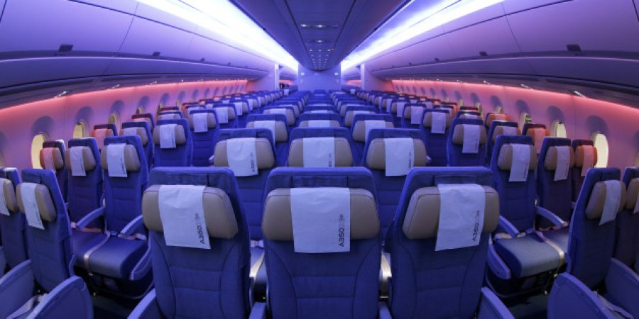 Γιατί χαμηλώνουν τα φώτα στο αεροπλάνο στην προσγείωση και την απογείωση