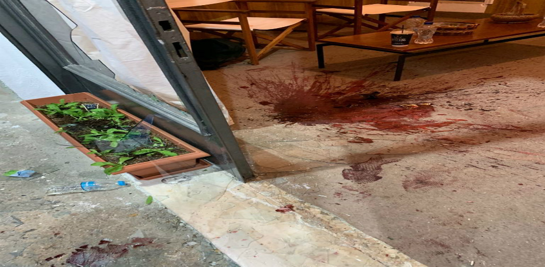 Tρομοκρατική επίθεση στη Γλυφάδα στα γραφεία του υπ. Δημάρχου Τ.Γκουριώτη: Στρατηγός τρέπει σε φυγή κουκουλοφόρους