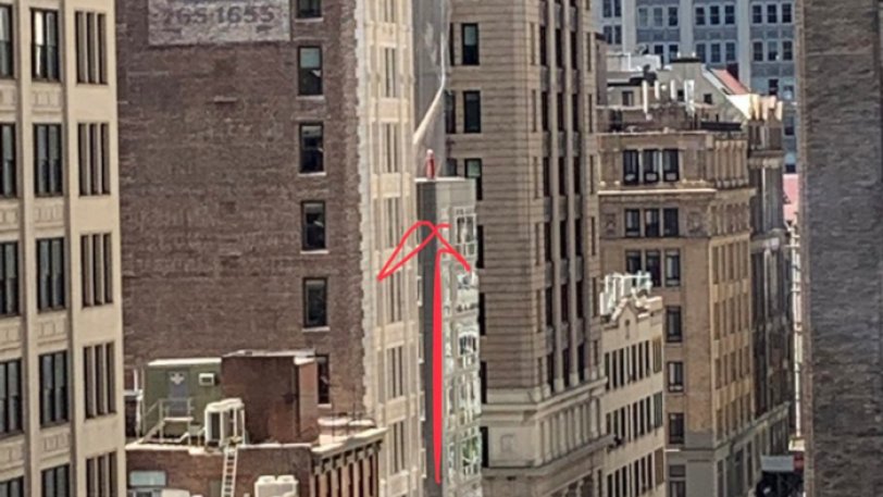 Νόμιζαν ότι μία γυναίκα ήθελε να αυτοκτονήσει και τελικά έσωσαν… μία ομπρέλα (φωτο)