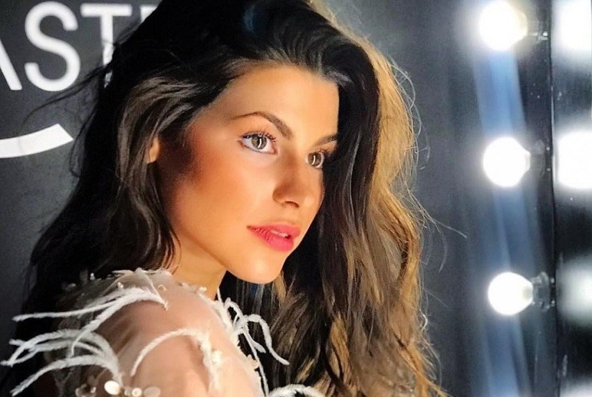 Δανάη Παππά: Η Άννα του «Τατουάζ» ποζάρει με μαγιό και «αναστατώνει» (φώτο)