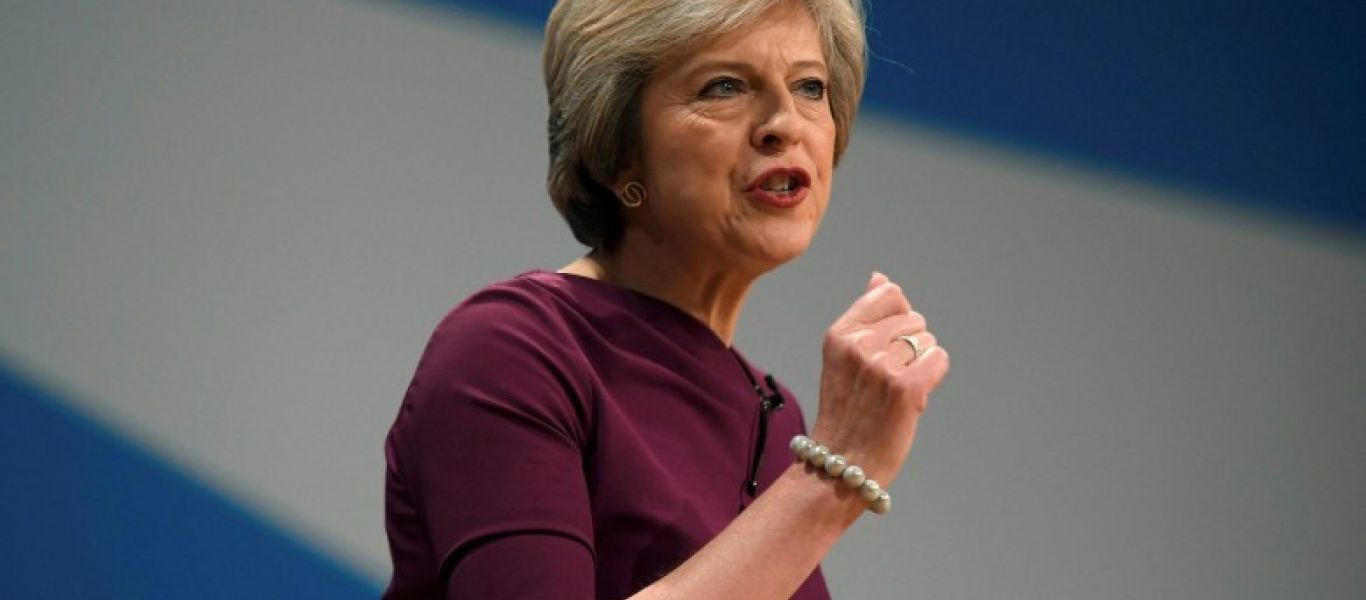 Σκληρές απώλειες για τη στερλίνα εν αναμονή της παραίτησης Μέι