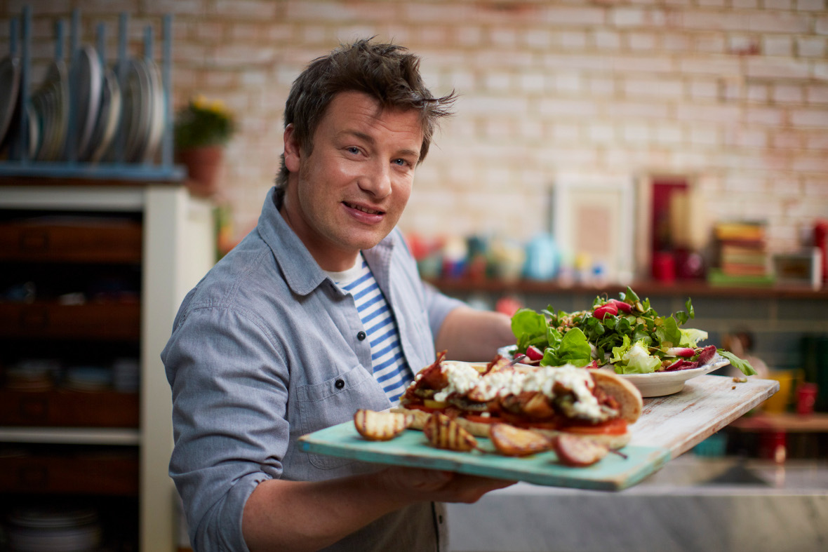 Jamie Oliver: Πώς έφτασε ο χαρισματικός τηλεοπτικός σεφ στην οικονομική κατάρρευση (φώτο-βίντεο)