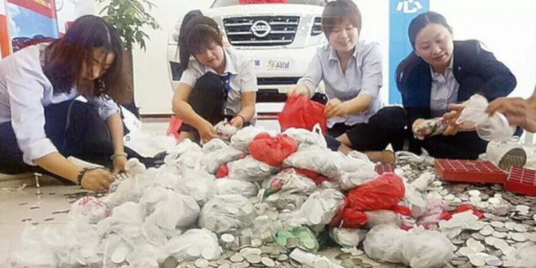 Πήγε να αγοράσει αυτοκίνητο με… νομίσματα – Τους πήρε 3 μέρες να τα μετρήσουν (φώτο-βίντεο)