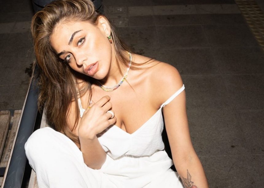 Κόνι Μεταξά: Ποζάρει στο μπαλκόνι της όπως την γέννησε η μαμά της! (φώτο)