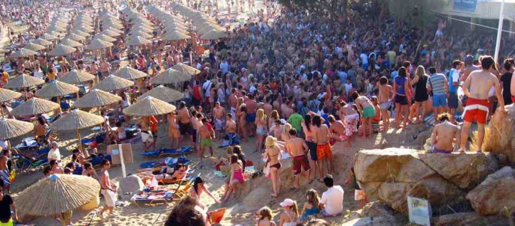 Μύκονος: «Μου άφησαν και πουρμπουάρ» – Η απάντηση του επιχειρηματία για τα «χρυσά» καλαμαράκια των 591 ευρώ