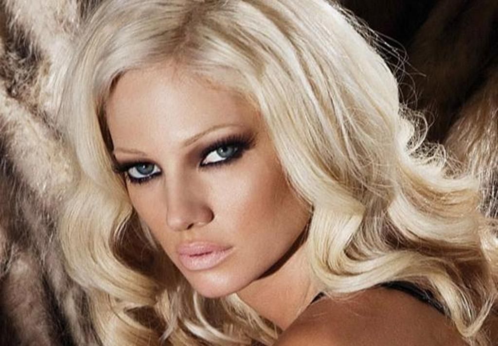 Η Τζούλια Αλεξανδράτου ξαναχτυπά – Φωτογραφίες με μαγιό και στέμμα!