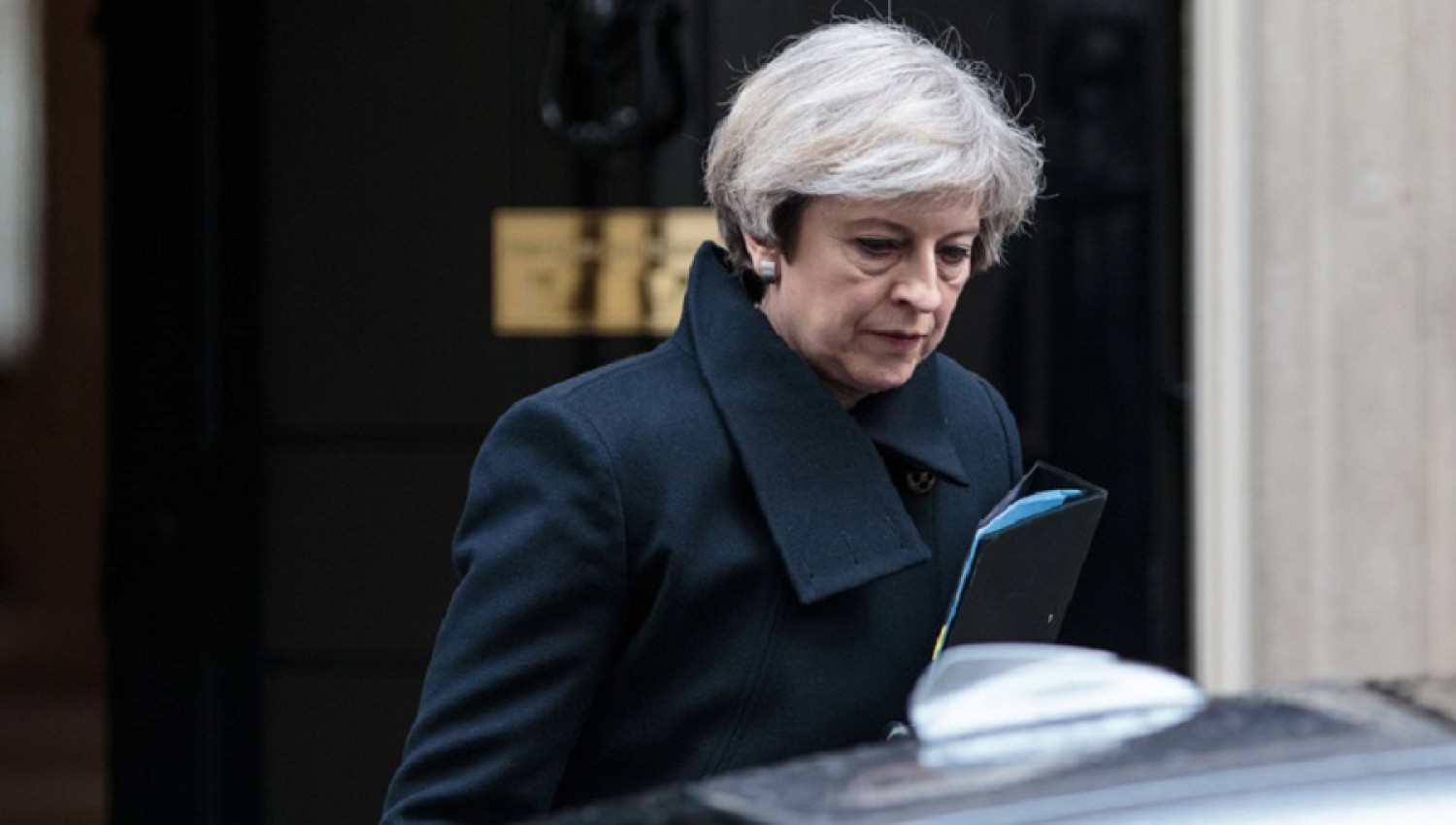 Politico για Τ. Μέι: Παρέμενε γαντζωμένη στην εξουσία – Σαν νήπιο που αρνείται να φύγει από το πάρτι