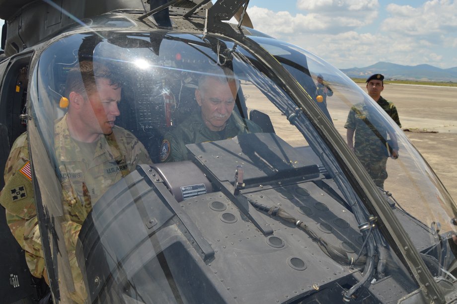 Ο αρχηγός ΓΕΕΘΑ στο Στεφανοβίκειο: Επιθεώρησε τα OH-58D Kiowa Warrior