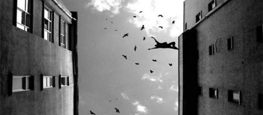 Ιωάννινα: Κοπέλα απειλεί να «βουτήξει στο κενό»  από τον 5ο όροφο!