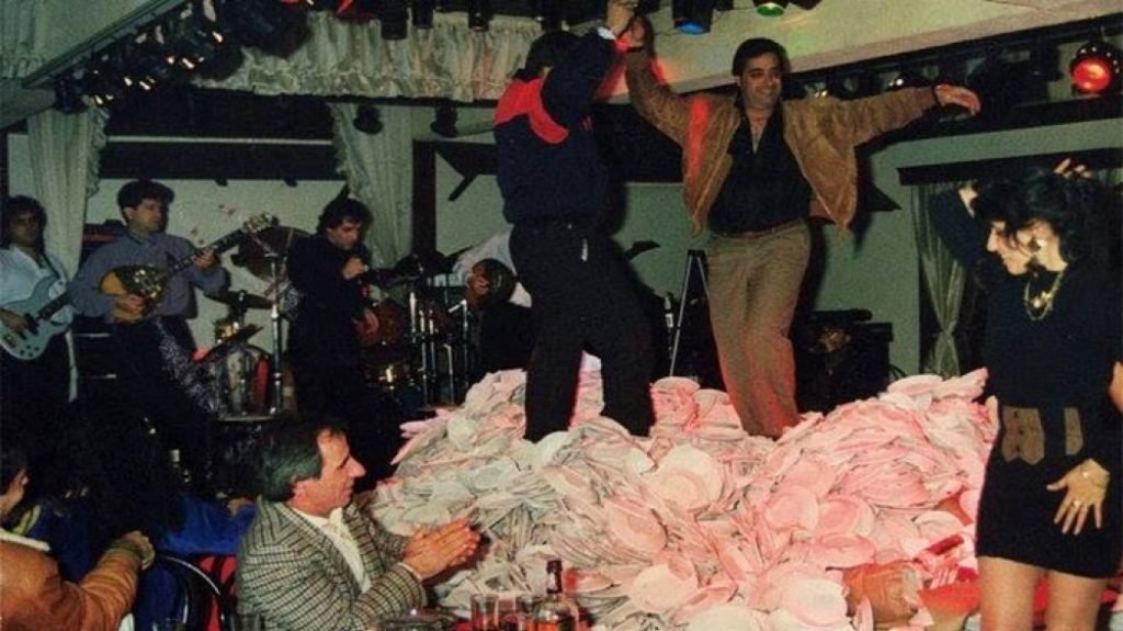 Τι συνέβη στα μπουζούκια την βραδιά που απαγορεύτηκε το σπάσιμο πιάτων