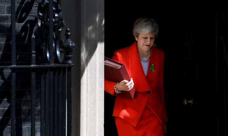 Πρωθυπουργός για 6 ακόμα εβδομάδες & αρχηγός των «Τόρις» μέχρι τις 7 Ιουνίου η Τ.Μέι – Το Brexit την «τελείωσε»