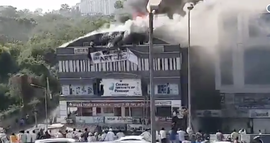 Βίντεο σοκ από την Ινδία: Μαθητές πηδούν από τον τελευταίο όροφο φλεγόμενου κτιρίου – 18 νεκροί