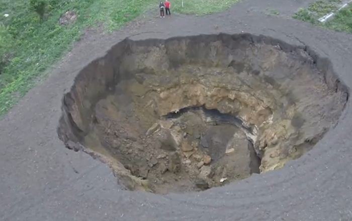 Τεράστια τρύπα άνοιξε σε πόλη της Ρωσίας – Θα μπορούσε να καταπιεί ολόκληρη πολυκατοικία (βίντεο)