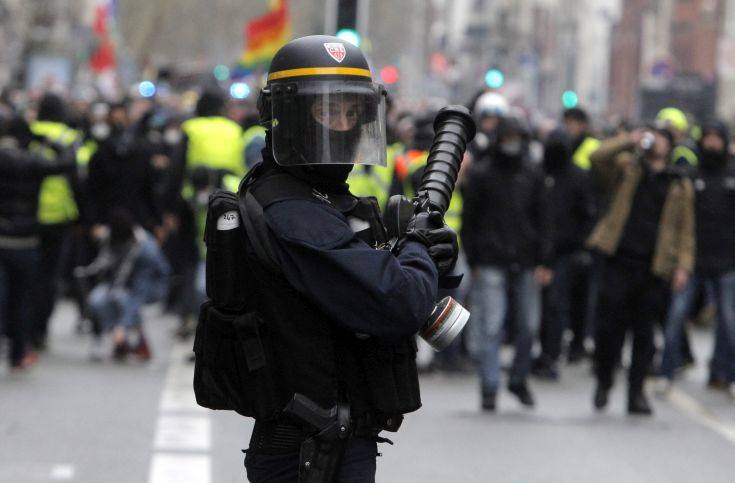 Κίτρινα Γιλέκα: Αστυνομικοί χτύπησαν ανταποκριτή του RT Γαλλίας στη διαδήλωση (βίντεο)