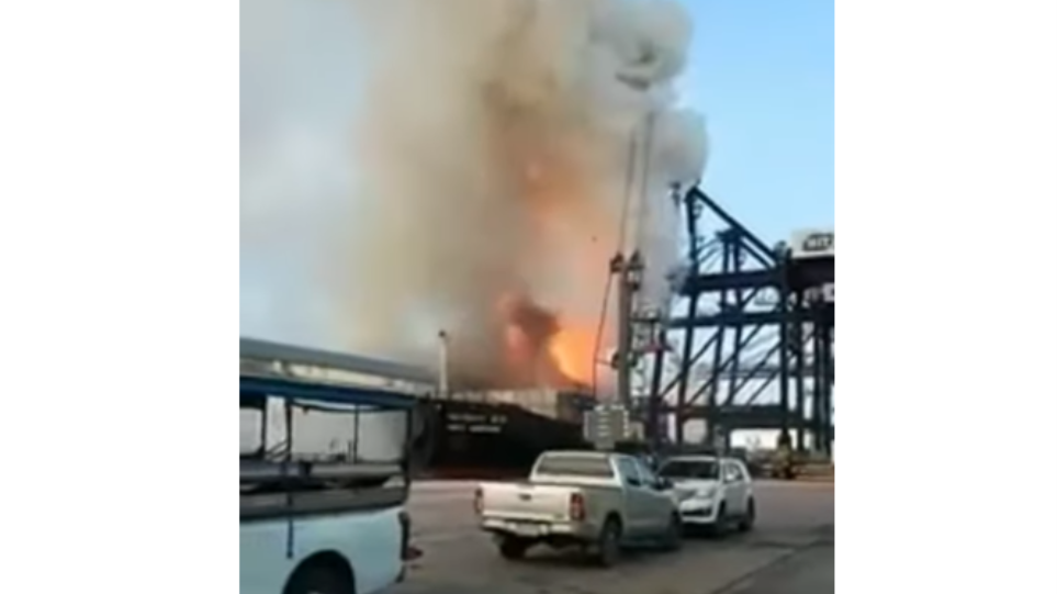 Φωτιά σε πλοίο με χημικά – Στο νοσοκομείο 130 άνθρωποι (βίντεο)