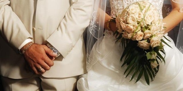 «Η δε γυνή να φοβήται τον άνδρα» – Γιατί η νύφη «πατάει» το πόδι του γαμπρού