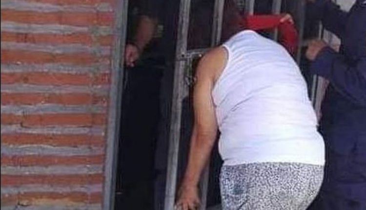 Κουτσομπόλα σφήνωσε το κεφάλι της στην πόρτα για να «κατασκοπεύσει» τους γείτονες (φώτο)