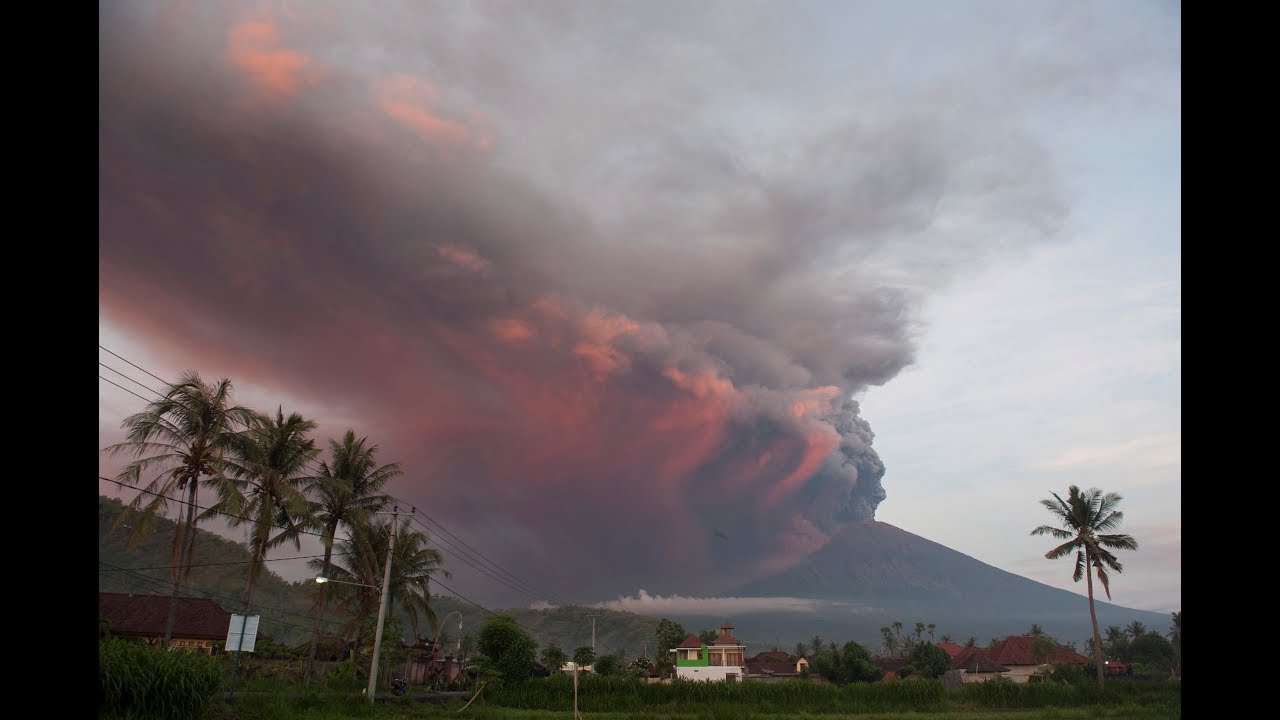 Εντυπωσιακές εικόνες από έκρηξη ηφαιστείου στο Μπαλί – Ακυρώθηκαν πτήσεις (φωτο)
