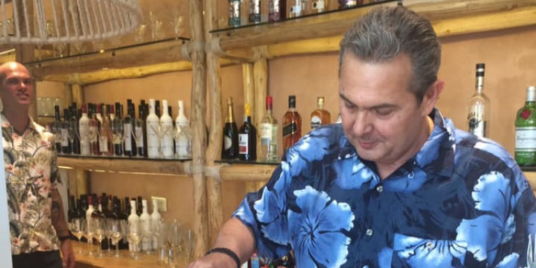 Ο Πάνος Καμμένος φτιάχνει…κοκτέιλ στη Βουλιαγμένη (βίντεο)