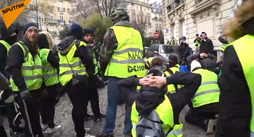 «Kίτρινα γιλέκα»: Πορεία στις Βρυξέλλες (βίντεο)