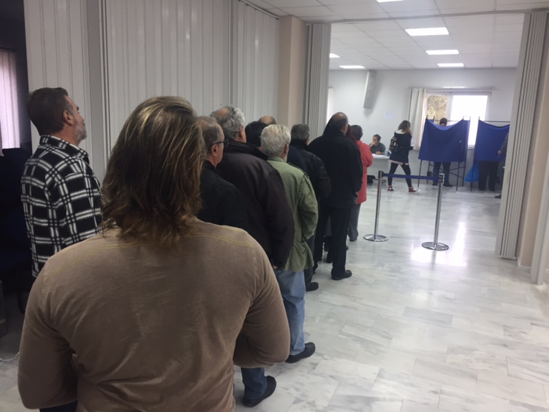 Εκνευρισμός και αναμονή έως και 40 λεπτά στα εκλογικά κέντρα