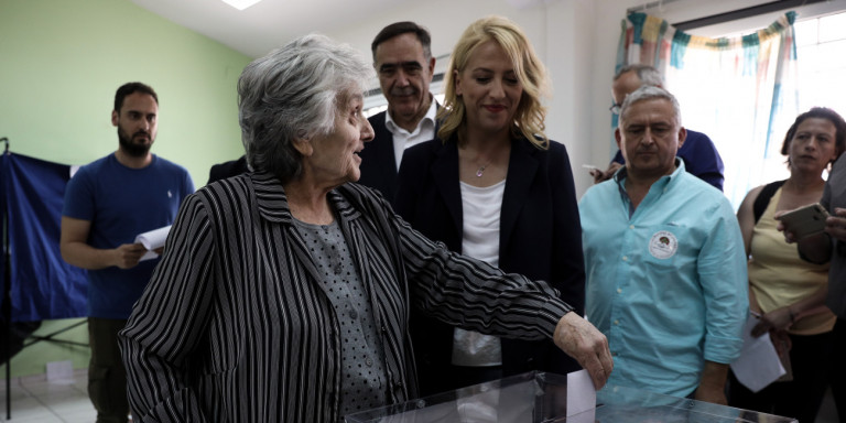 Ρένα Δούρου: Με την μητέρα της στο πλευρό της πήγε να ψηφίσει (φωτο)