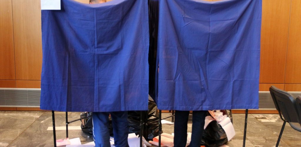 Επιβεβαίωση των δημοσκοπήσεων & ψήφο προς την «πολιτική αλλαγή» βλέπουν οι αναλυτές – Bloomberg: «Εκλογές τον Ιούνιο»