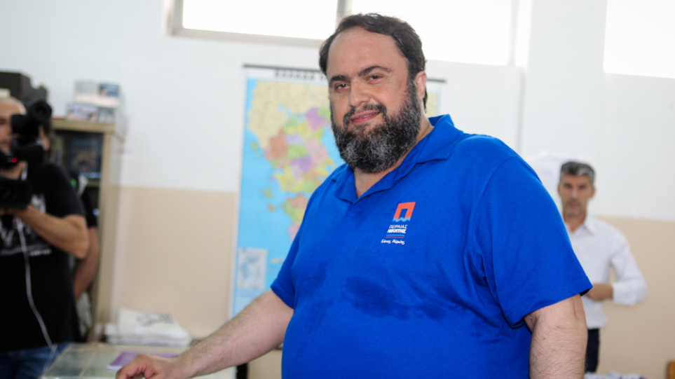 Θερμή υποδοχή του Βαγγέλη Μαρινάκη από τον λαό του Πειραιά