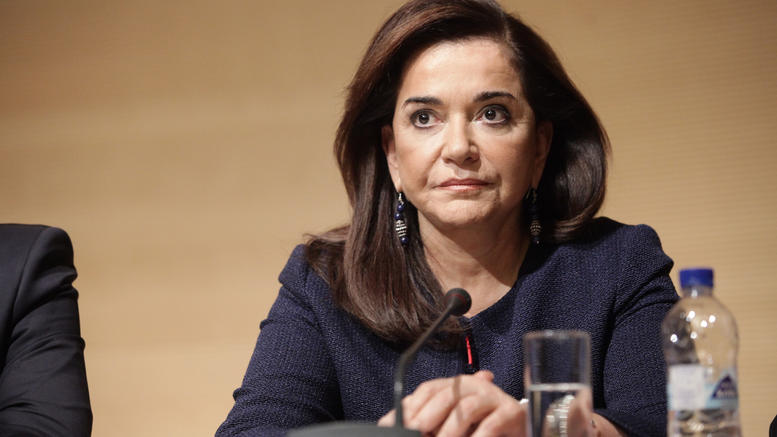 Ντόρα Μπακογιάννη: Με τα εγγόνια της στο εκλογικό κέντρο (φωτο)