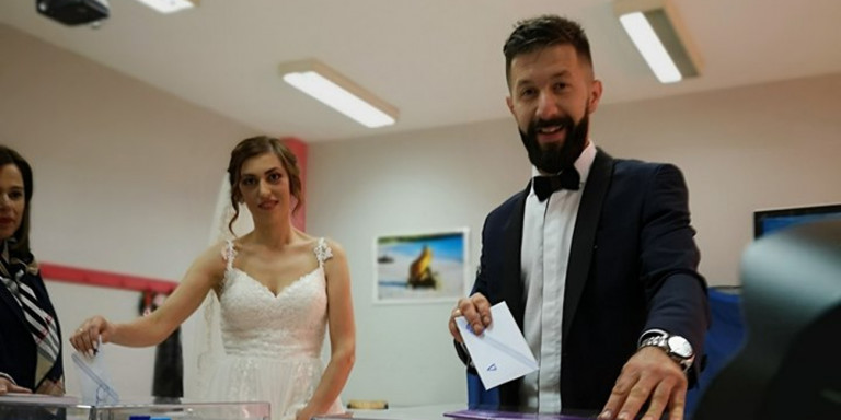 Με το νυφικό και το γαμπριάτικο στο εκλογικό κέντρο (φωτο)