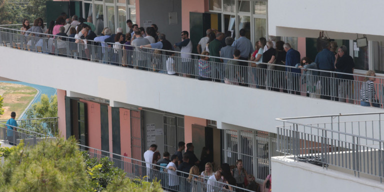 Oυρές στο «παρά πέντε» στα εκλογικά κέντρα (φωτο)
