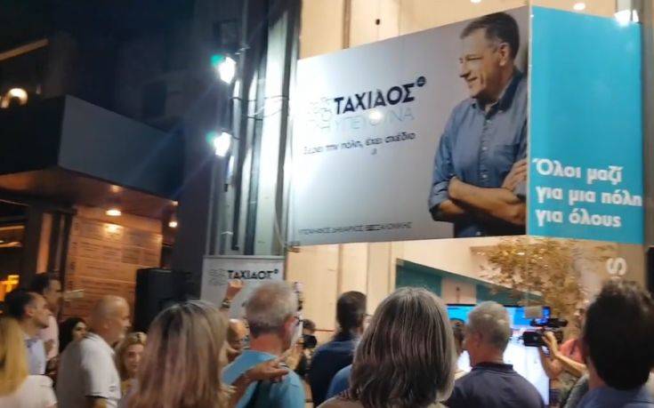 Θεσσαλονίκη: Πανηγυρισμοί στο εκλογικό κέντρο του Νίκου Ταχιάου