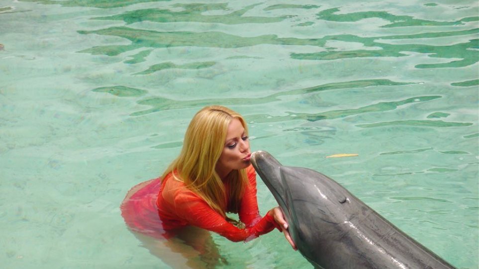 Ζέτα Μακρυπούλια: Σε νοσταλγική διάθεση – Φιλάει ένα δελφίνι (φωτο)