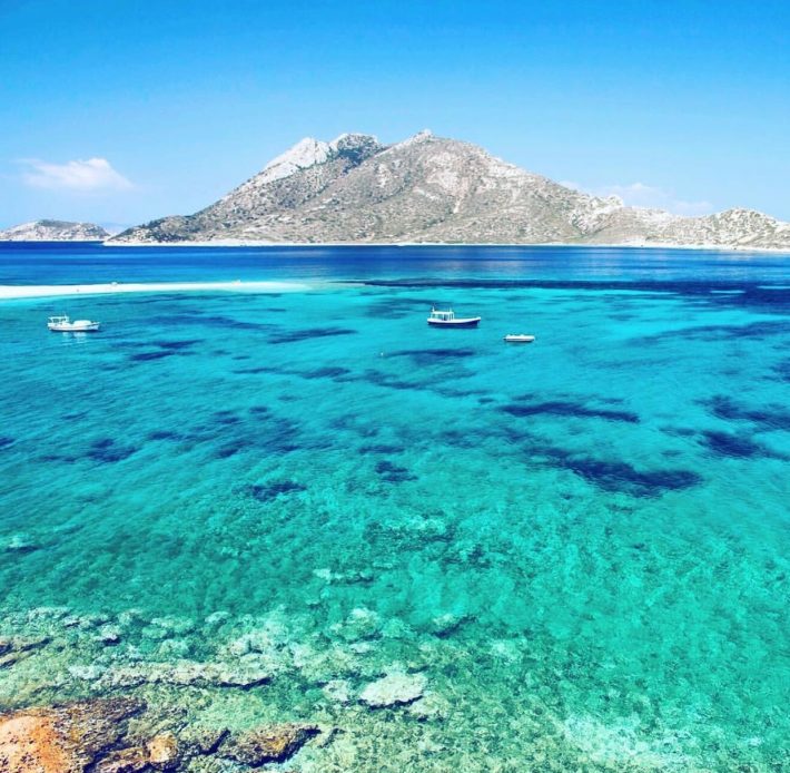 Η ελληνική «Γαλάζια Λίμνη»: Το ακατοίκητο νησί με τις φυσικές πισίνες που «βουλιάζει» από κόσμο (φωτο)