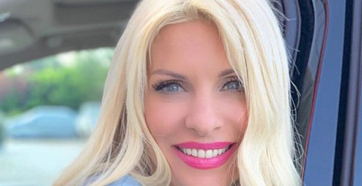 Ποιες εκλογές! «Δαγκωτό» στην Ελένη Μενεγάκη και στο κόκκινο μπικίνι της! (φώτο)