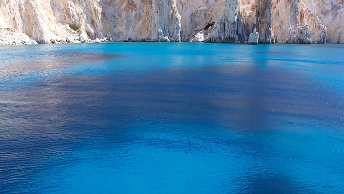 Το ακατοίκητο νησί με τις φυσικές πισίνες που «βουλιάζει» από κόσμο (φώτο)