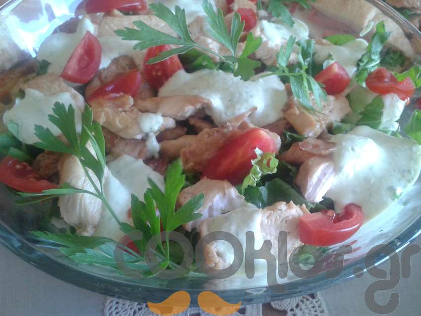 Η συνταγή της ημέρας: Σαλάτα με ψητό κοτόπουλο και μπέικον