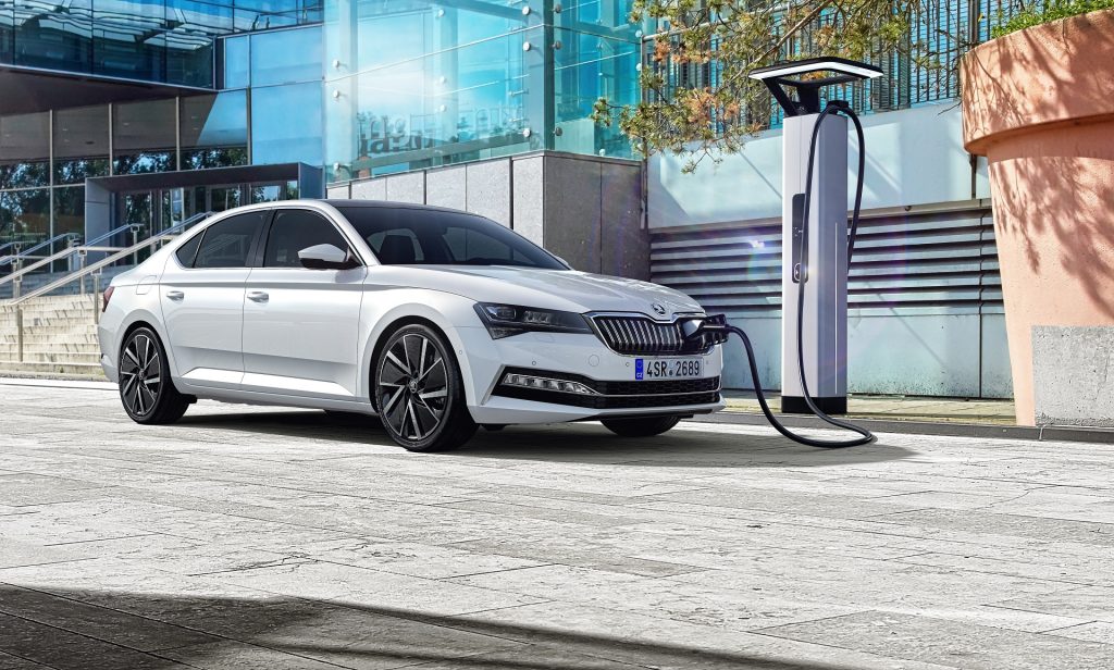 Το SUPERB iV είναι η plug-in υβριδική λιμουζίνα της SKODA