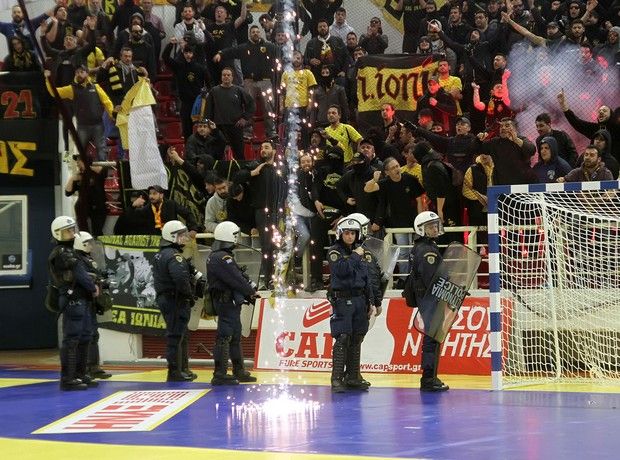 Διεκόπη ο τέταρτος τελικός του πρωταθλήματος χάντμπολ μεταξύ ΑΕΚ και Ολυμπιακού